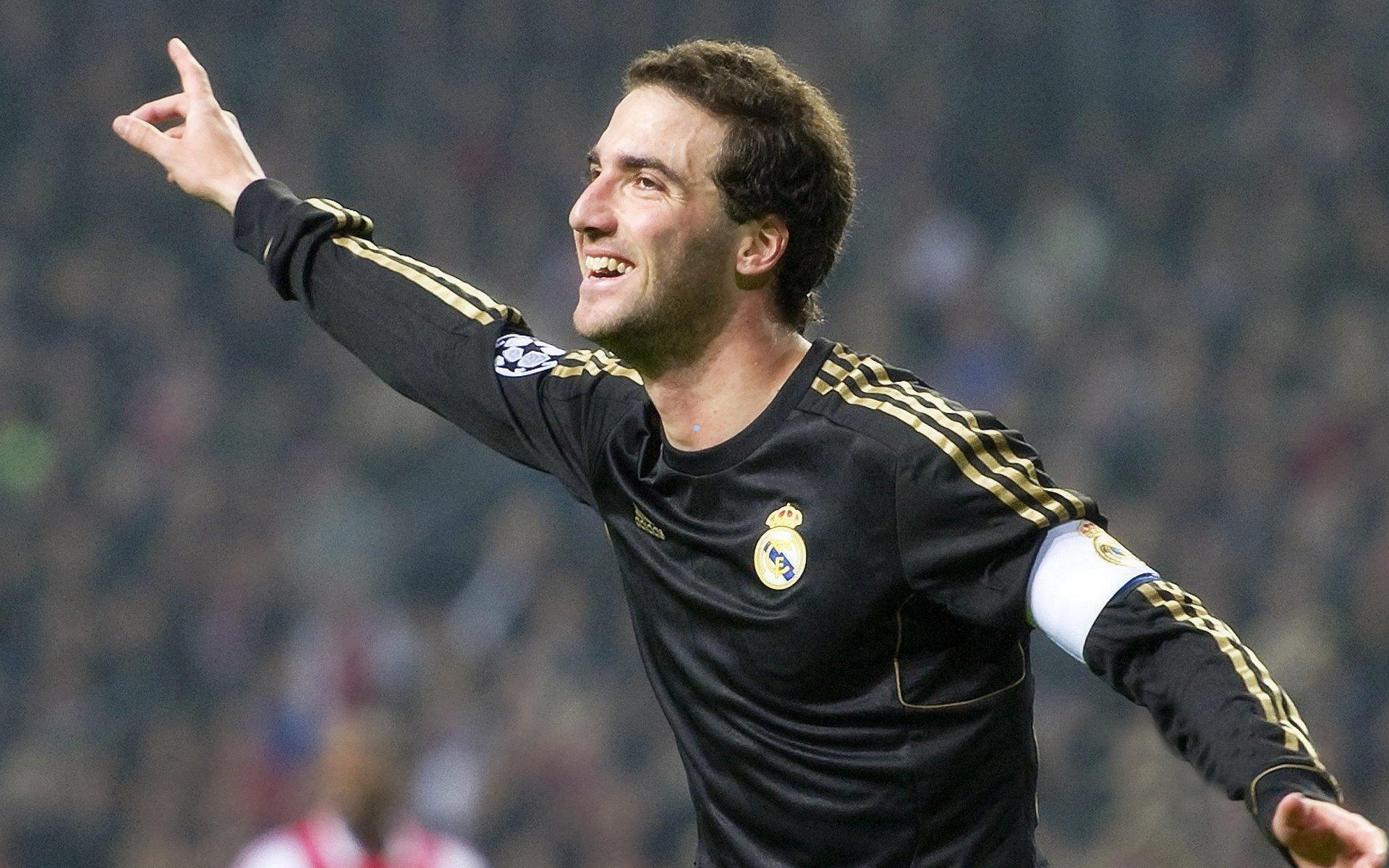 意甲焦点对决，克雷莫内塞迎战卡利亚里，瓦尔迪与奥代罗领衔首发，米纳扎帕双双出战